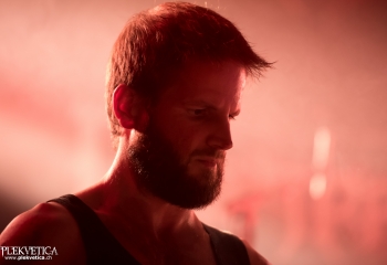 Constraint - Photo by Nati