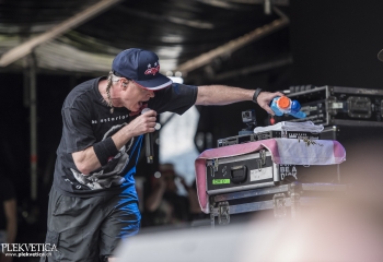 Dog Eat Dog - Photo By Dänu