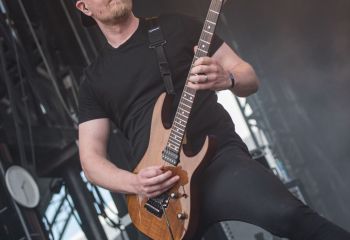 Bloodred Hourglass - Photo by Dänu