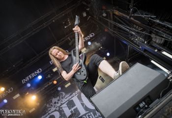 Bloodred Hourglass - Photo by Dänu