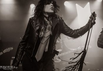 Black Mirrors - Photo by Roli