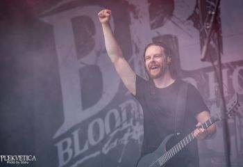 Bloodred Hourglass - Photo by Dänu