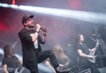 Bloodred Hourglass - Photo by Dänu