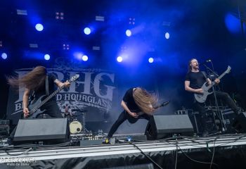 Bloodred Hourglass - Photo by Dänu