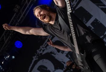 Bloodred Hourglass- Photo by Dänu