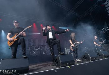 Bloodred Hourglass- Photo by Dänu