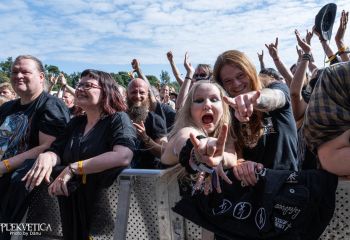 Bloodred Hourglass- Photo by Dänu