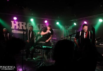 Broken Bass - Photo by Michel Varrin