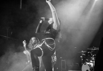 Eva under fire - Photo by Roli