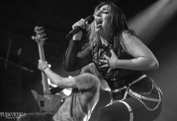 Eva under fire - Photo by Roli