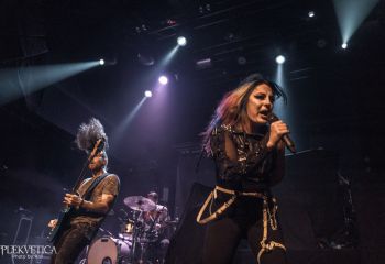 Eva under fire - Photo by Roli