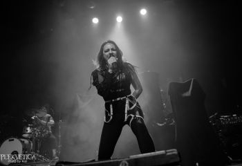 Eva under fire - Photo by Roli