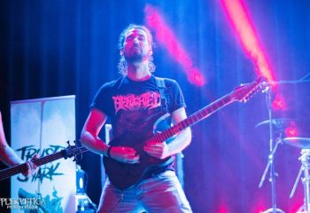 Trust the Shark-photo by Michel Varrin