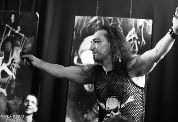 Kissin Black - Photo by Pat