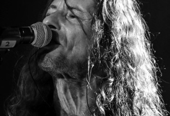 Kissin Black - Photo by Pat