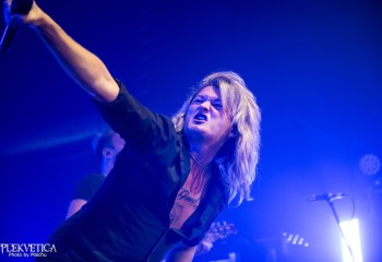 Kissing Dynamite-photo by Michel Varrin