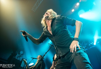 Kissing Dynamite-photo by Michel Varrin