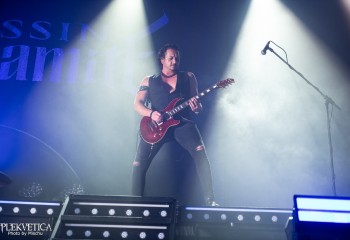 Kissing Dynamite-photo by Michel Varrin