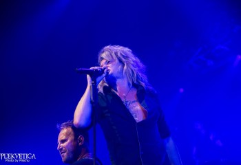 Kissing Dynamite-photo by Michel Varrin