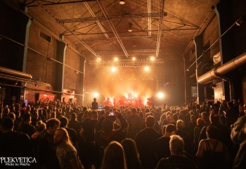 Kissing Dynamite-photo by Michel Varrin