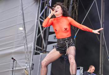 the-baboon-show-greenfield-2024-7r503050