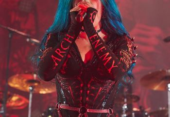 arch-enemy-the-hall-7r504411