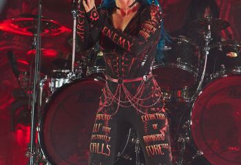 arch-enemy-the-hall-7r504422