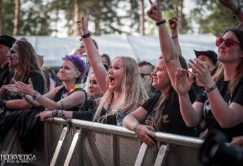 Bloodred Hourglass - Photo by Dänu