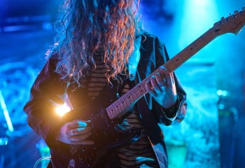 HOULE - Photo By Peti