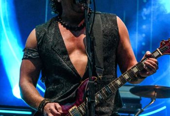 Kissin' Dynamite - Photo by Pat