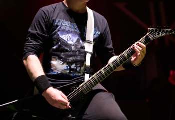 20.00  Neckbreakker - Photo By Peti