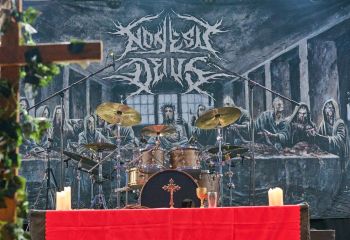 21.55 Non Est Deus - Photo By Peti