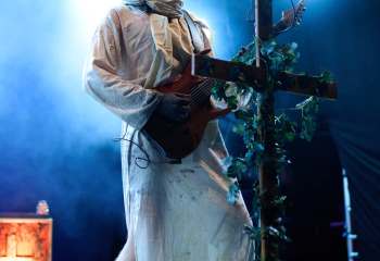 21.55 Non Est Deus - Photo By Peti