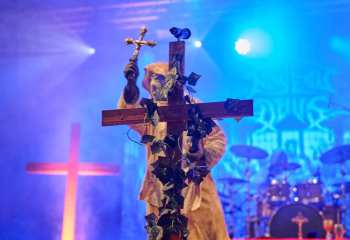 21.55 Non Est Deus - Photo By Peti