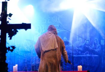 21.55 Non Est Deus - Photo By Peti