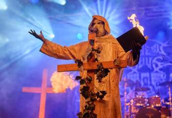 21.55 Non Est Deus - Photo By Peti