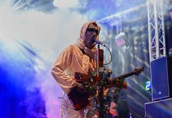 21.55 Non Est Deus - Photo By Peti