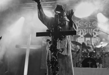 21.55 Non Est Deus - Photo By Peti