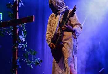 21.55 Non Est Deus - Photo By Peti