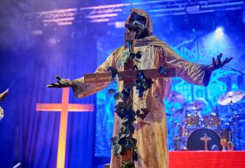 21.55 Non Est Deus - Photo By Peti