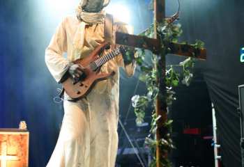 21.55 Non Est Deus - Photo By Peti
