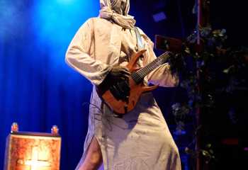 21.55 Non Est Deus - Photo By Peti