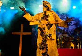21.55 Non Est Deus - Photo By Peti