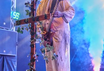 21.55 Non Est Deus - Photo By Peti