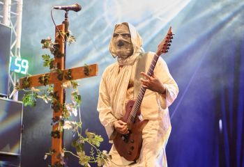21.55 Non Est Deus - Photo By Peti