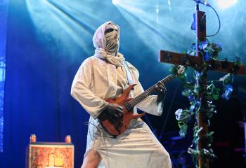21.55 Non Est Deus - Photo By Peti