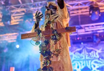 21.55 Non Est Deus - Photo By Peti