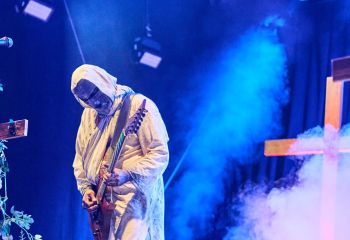 21.55 Non Est Deus - Photo By Peti