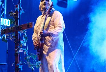 21.55 Non Est Deus - Photo By Peti