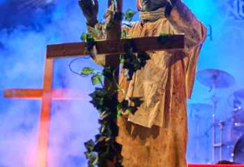21.55 Non Est Deus - Photo By Peti